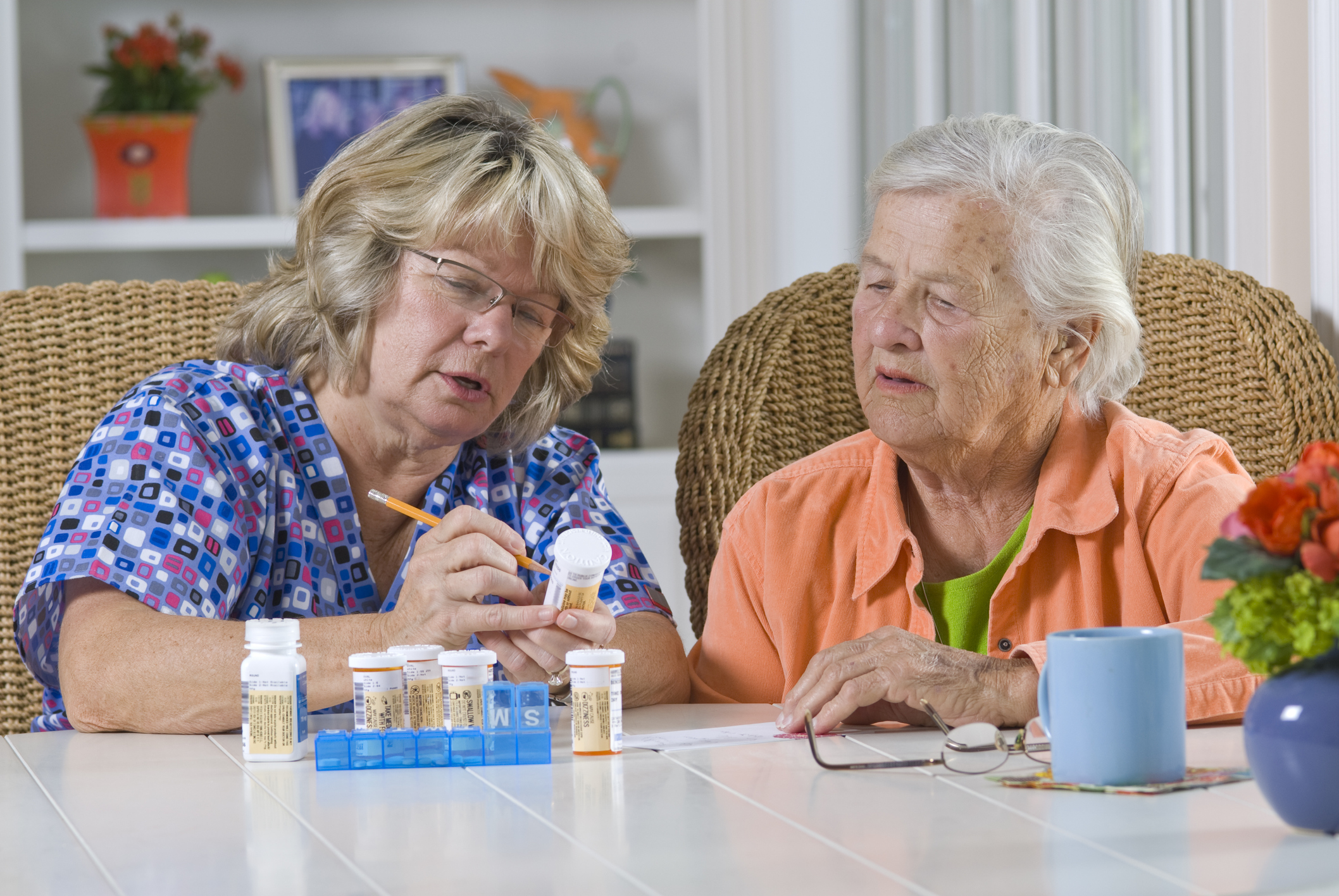 Граждане страдающие хроническими. Лекарства для пожилых. Полипрагмазия у пожилых. Лекарства для пенсионеров. Таблетки для пожилых людей.